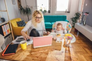 Tips för att ta hand om barn när man jobbar hemifrån
