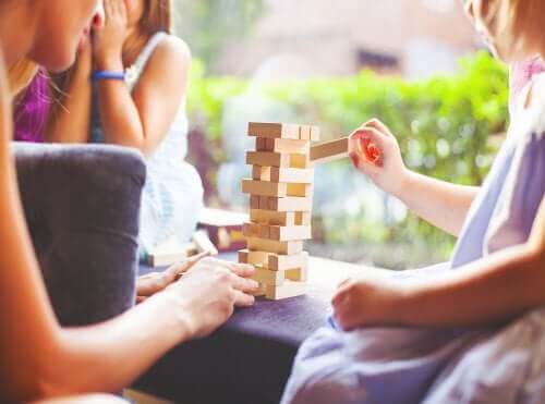 Kvalitetstid tillsammans: en familj spelar Jenga.