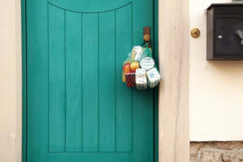 Handelsvaror som hänger på en dörr för äldre under Coronaviruset.