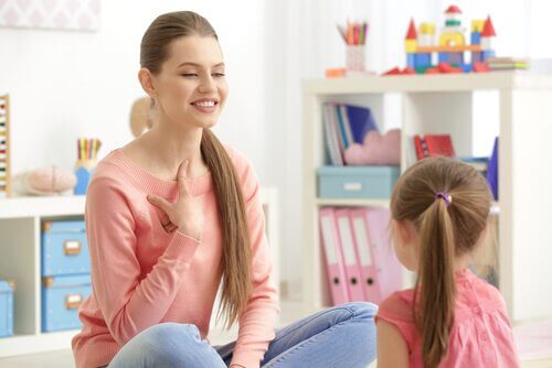 Mamma lär sin dotter om uttal