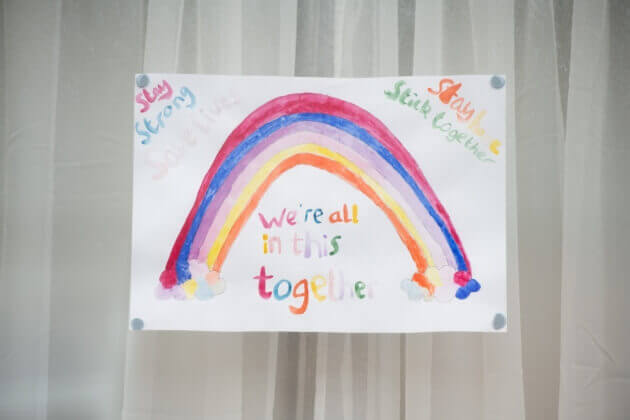 Barn har ritat en regnbåge under Coronaviruset.