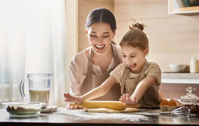 var en rolig mamma: mamma och dotter bakar