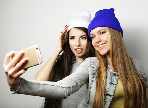 egocentricitet i tonåren: flickor tar selfie