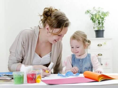 positiva vanor: mamma och dotter pysslar