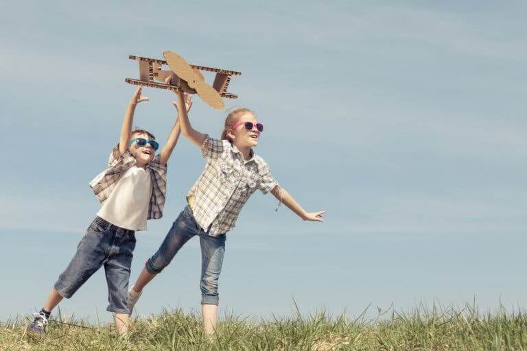 utbilda ur ett barns perspektiv: barn leker med leksaksflygplan