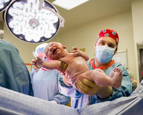Gångreflexen: doktor förlöser baby