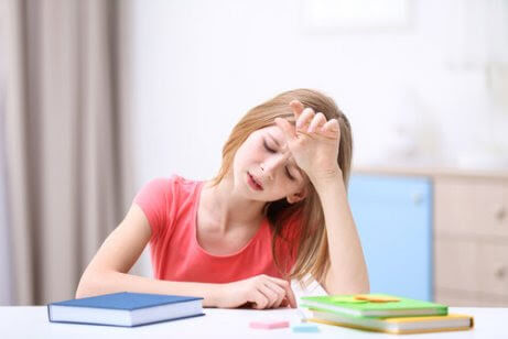 Psykosomatiska störningar: flicka med huvudvärk