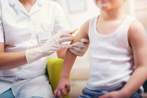 Difteri: barn som får spruta