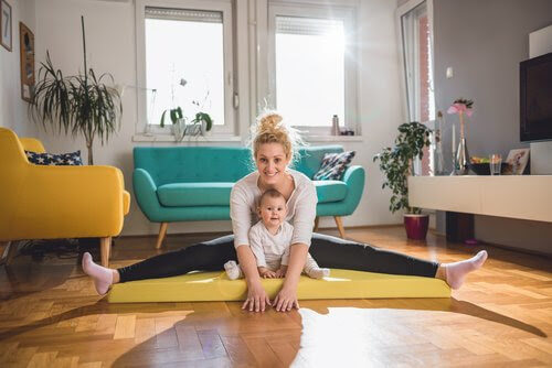 mamma från millenniegenerationen med baby