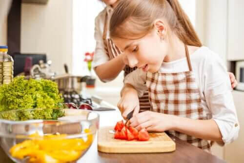 laga mat med tonåringar: tonåring skär tomater