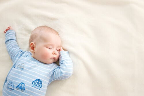 hur mycket sömn behöver ditt barn: baby sover