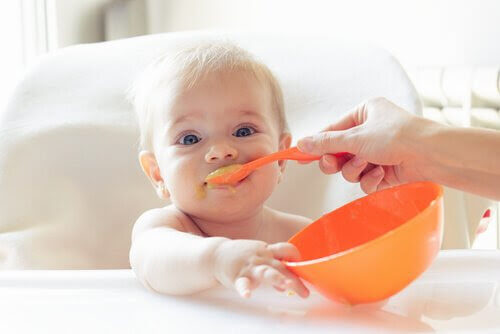 baby matas med barnmat