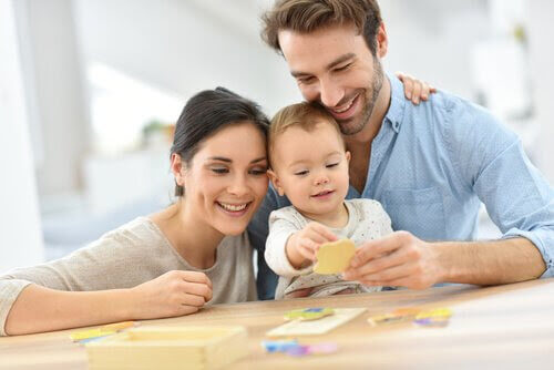 Konstruktiv disciplin: mamma och pappa leker med baby