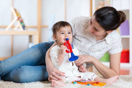Konstruktiv disciplin: mamma leker med baby