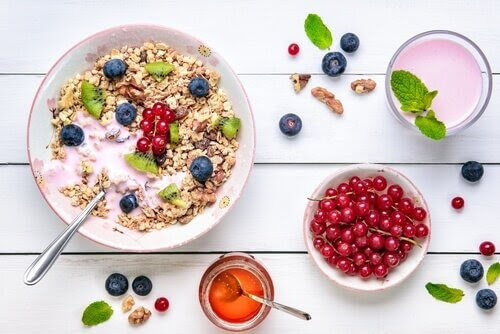 skedvänliga recept: flingor, yoghurt och bär