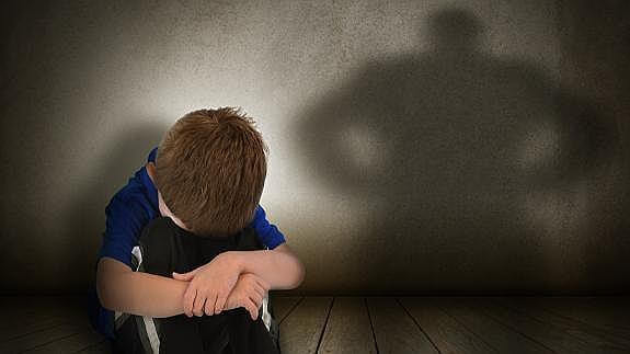 våld i familjen: hopkrupen pojke och skuggan av en man