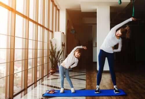 aktiviteter att göra hemma som familj: mamma och dotter stretchar