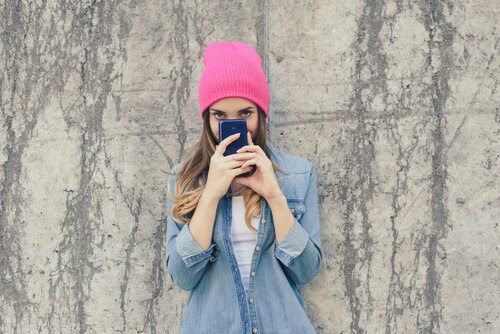 de sena tonåren: tonåring tar selfie