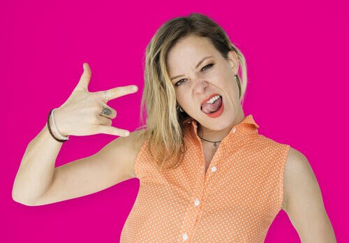 de sena tonåren: tonåring mot rosa bakgrund