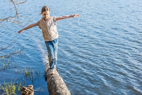 förbättra barns balans: barn balanserar på stock