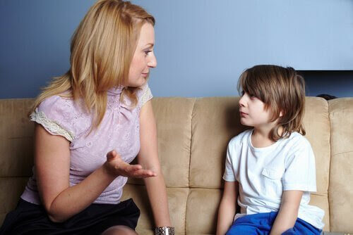 moraliska utvecklingen: mamma talar med son på soffa
