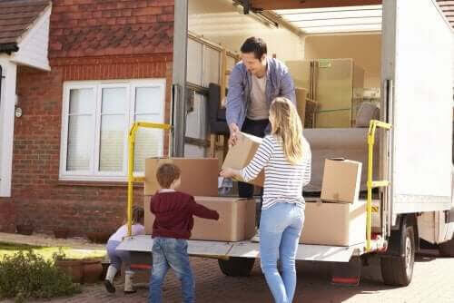 harmoni i en bonusfamilj: familj med flyttbil