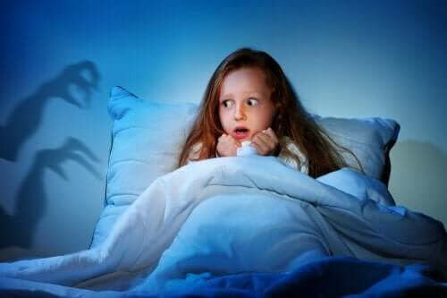 Barns sömn: flicka med mardröm