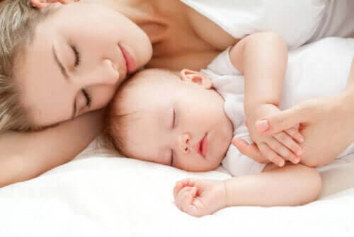 nybliven mammas sömn: baby och mor sover