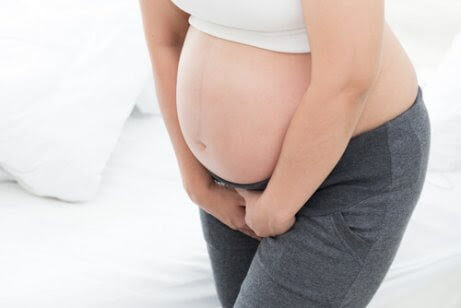 Vaginala infektioner: gravid kvinna håller sig för skötet