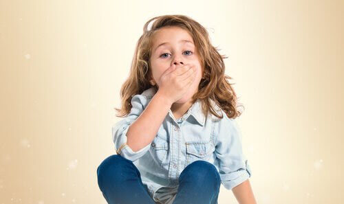 Munsår hos barn: barn håller sig för munnen
