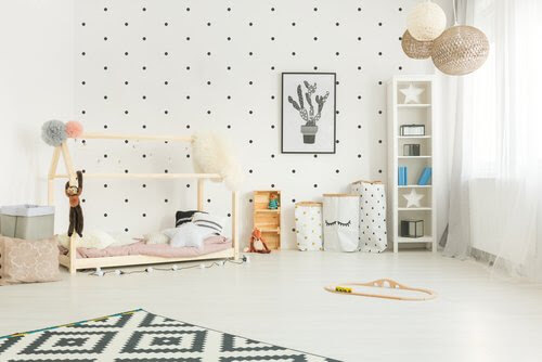 din babys rum: barnrum med prickiga tapeter
