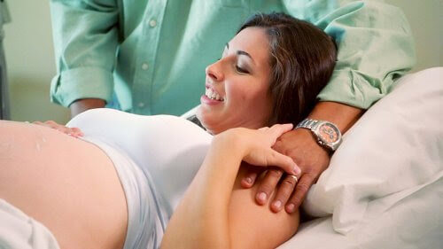 inducera värkar: kvinna under förlossning