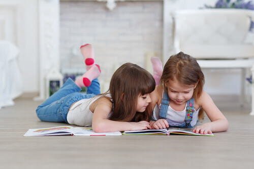 Vilken är den bästa åldern för barn att börja lära sig läsa?