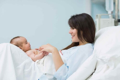 avslag efter förlossningen: nybliven mamma och baby