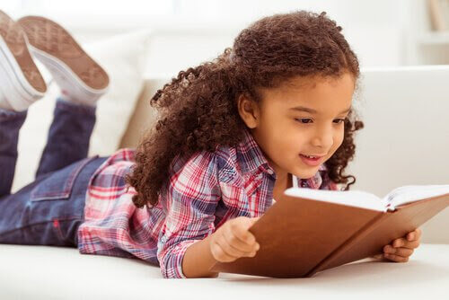 Fördelar med att läsa högt med dina barn