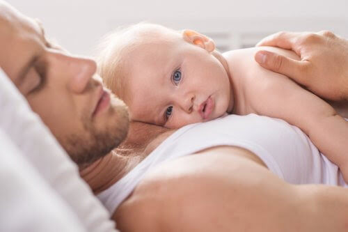 fäder känner sig isolerade: baby på pappas bröst