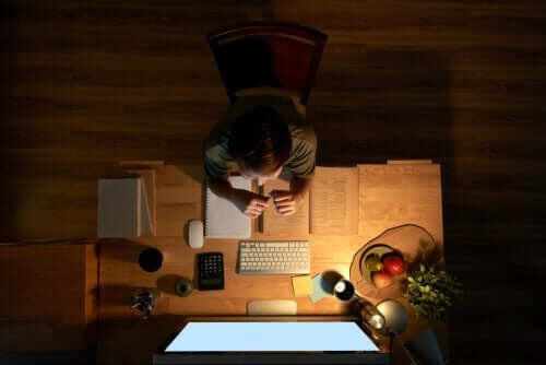 utrymme för studier: barn vid skrivbord