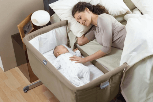 din babys första säng: baby i sidosäng bredvid mamma
