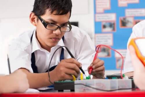 yrkesorientering för barn: tonåring med elektronik