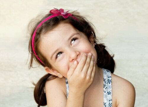 Mytomani hos barn: flicka håller sig för munnen