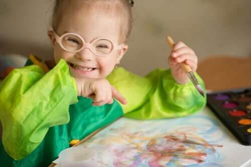 Barn med funktionsnedsättningar målar