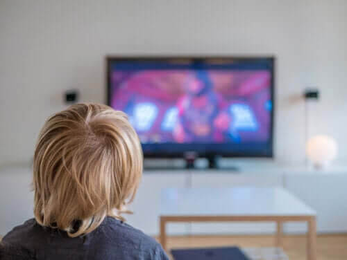 negativa effekterna som skärmtid: barn tittar på tv