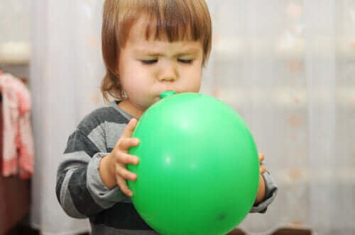 Pojke blåser upp ballong
