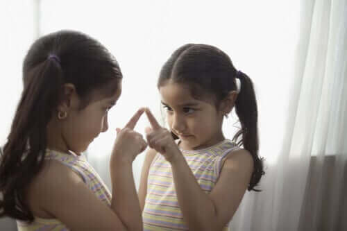 Flicka pekar på spegel