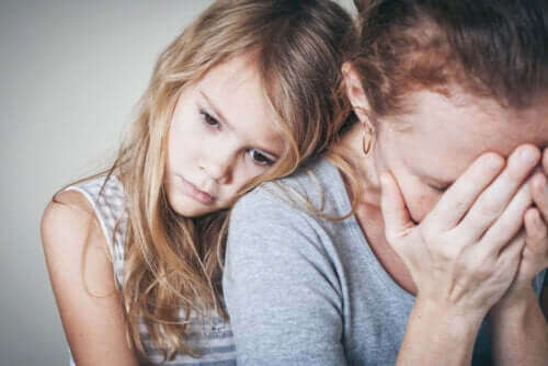 Förhindra att din ångest påverkar dina barn: Flicka kramar sin mamma