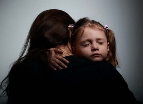 Emotionella problem hos barn: En mamma kramar sitt barn.