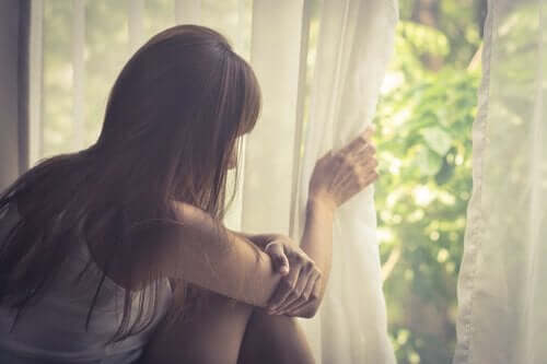 Vanliga rädslor under tonåren: Flicka bakom fönster