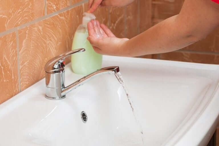 Tvätta händerna för att undvika salmonella.