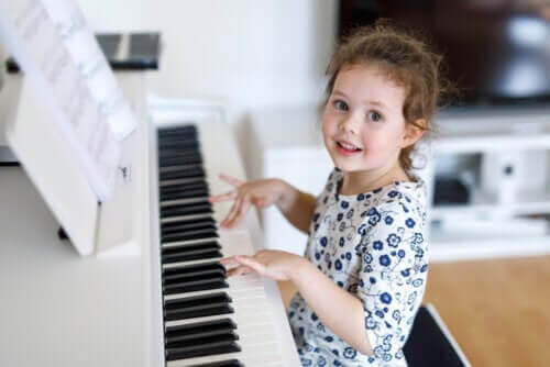 barns talanger: flicka spelar piano