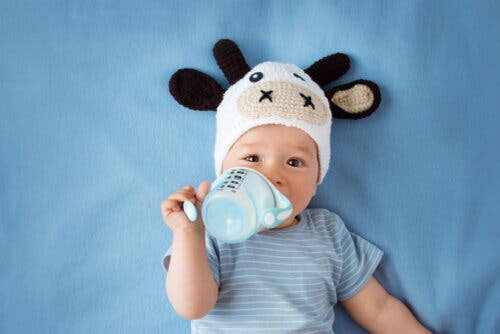 väljer du modersmjölksersättning: baby med nappflaska